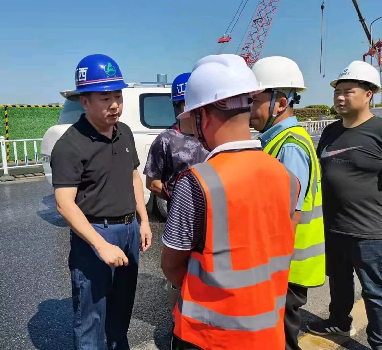 羅輝到沿江中北大道快速路改造工程、真君路隧道工程項(xiàng)目檢查工作