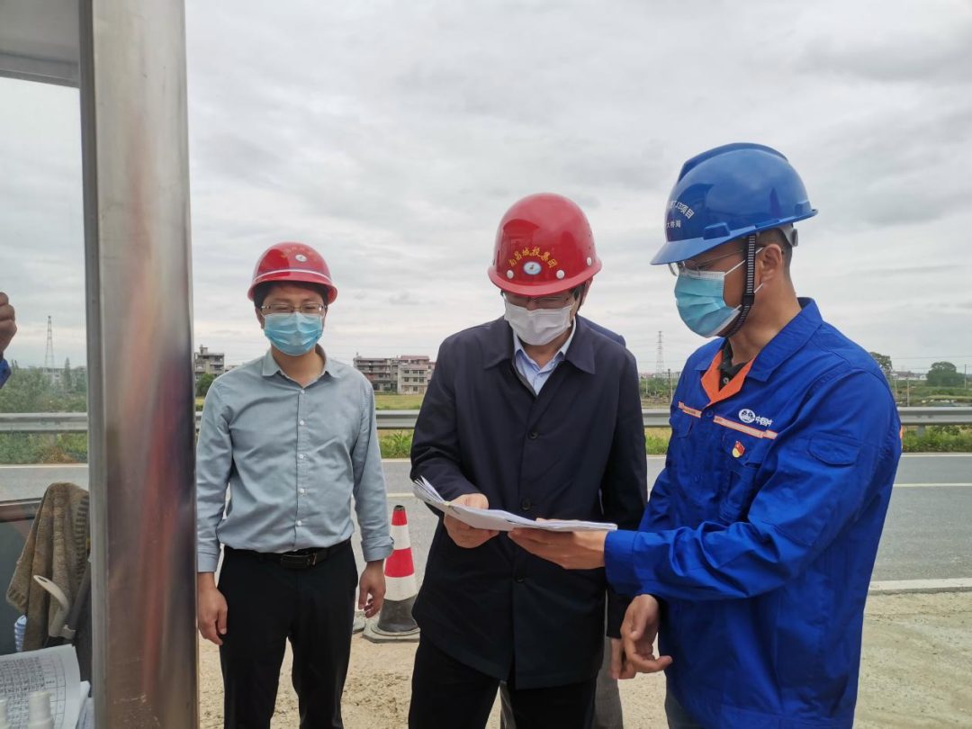 集團(tuán)黨委委員、紀(jì)委書記何志敏赴西二環(huán)高速項(xiàng)目檢查疫情防控工作